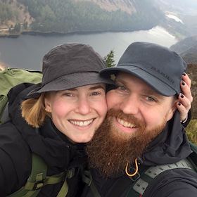 Maria und Jan, die Rucksackrebellen, im Regen in Irland